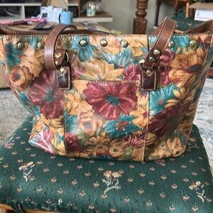 Patricia Nash Italian made leather tote 15 x 12 by 4 beautiful floral design